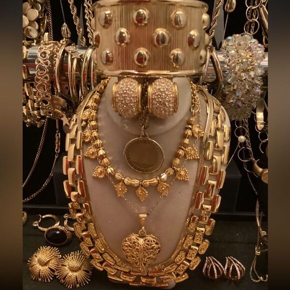 Vtg Estate Costume Jewelry 3 Lb Lot Signed Unsigned Wearable craft junk repurpos - Picture 1 of 11